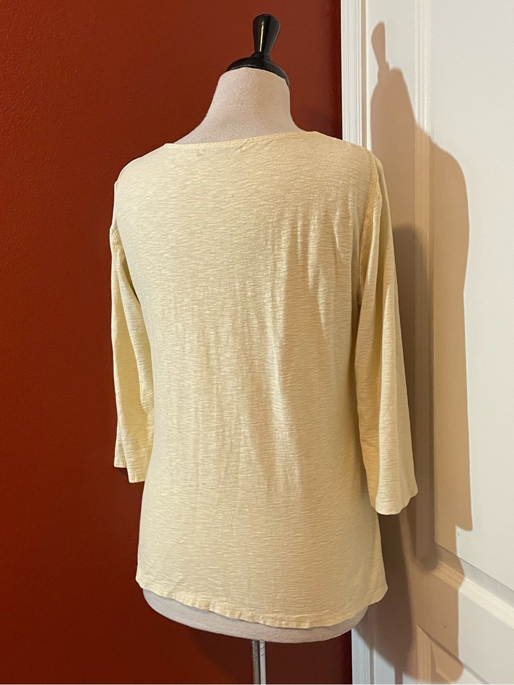 Cut Loose Women’s Classic Tuck Front 3/4 Sleeve Yellow Linen Cotton Jersey Top - Picture 4 of 4